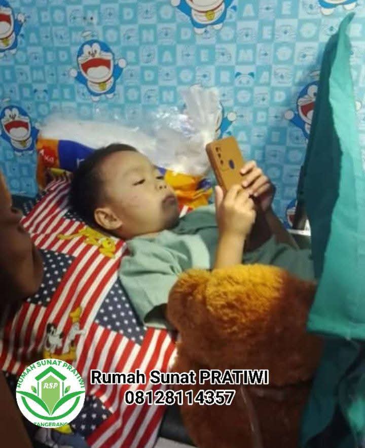 Ruang tindakan sunat steril dan modern